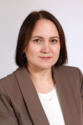 Учитель физкультуры Изибаирова Лариса Аркадьевна